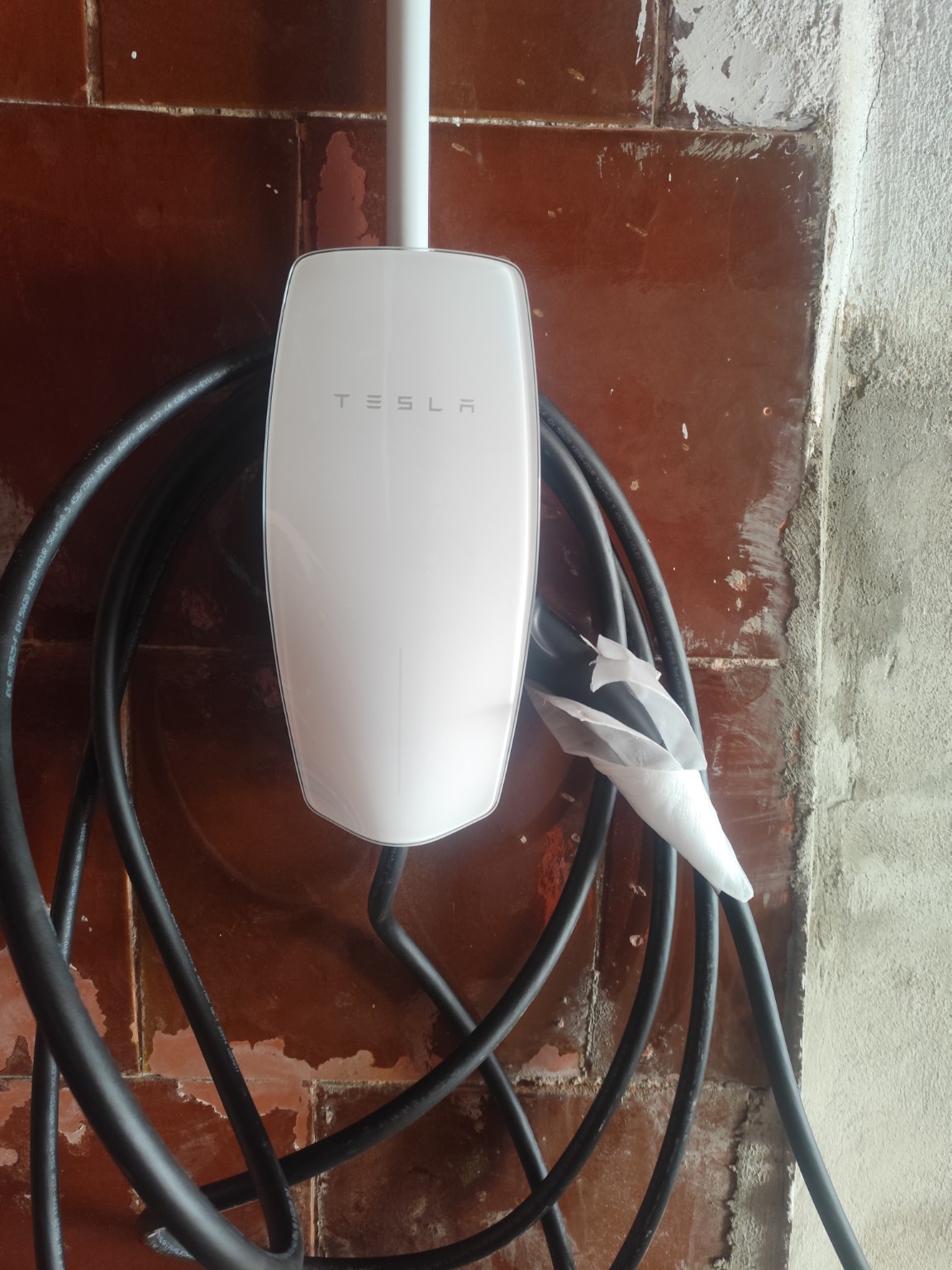 Instalación de cargador Tesla en garaje particular en Cabra del Camp