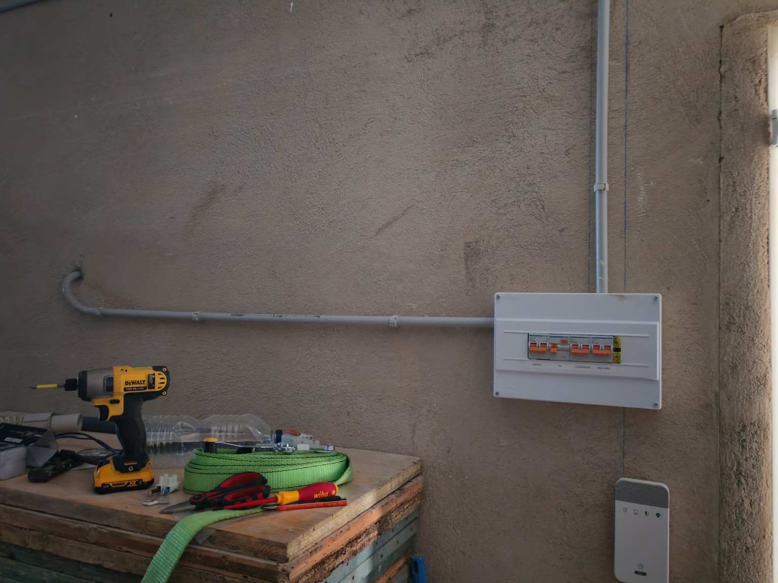 Cuadro eléctrico de garaje instalado en El Pla de Santa Maria Instalación eléctrica de garaje en El Pla de Santa Maria