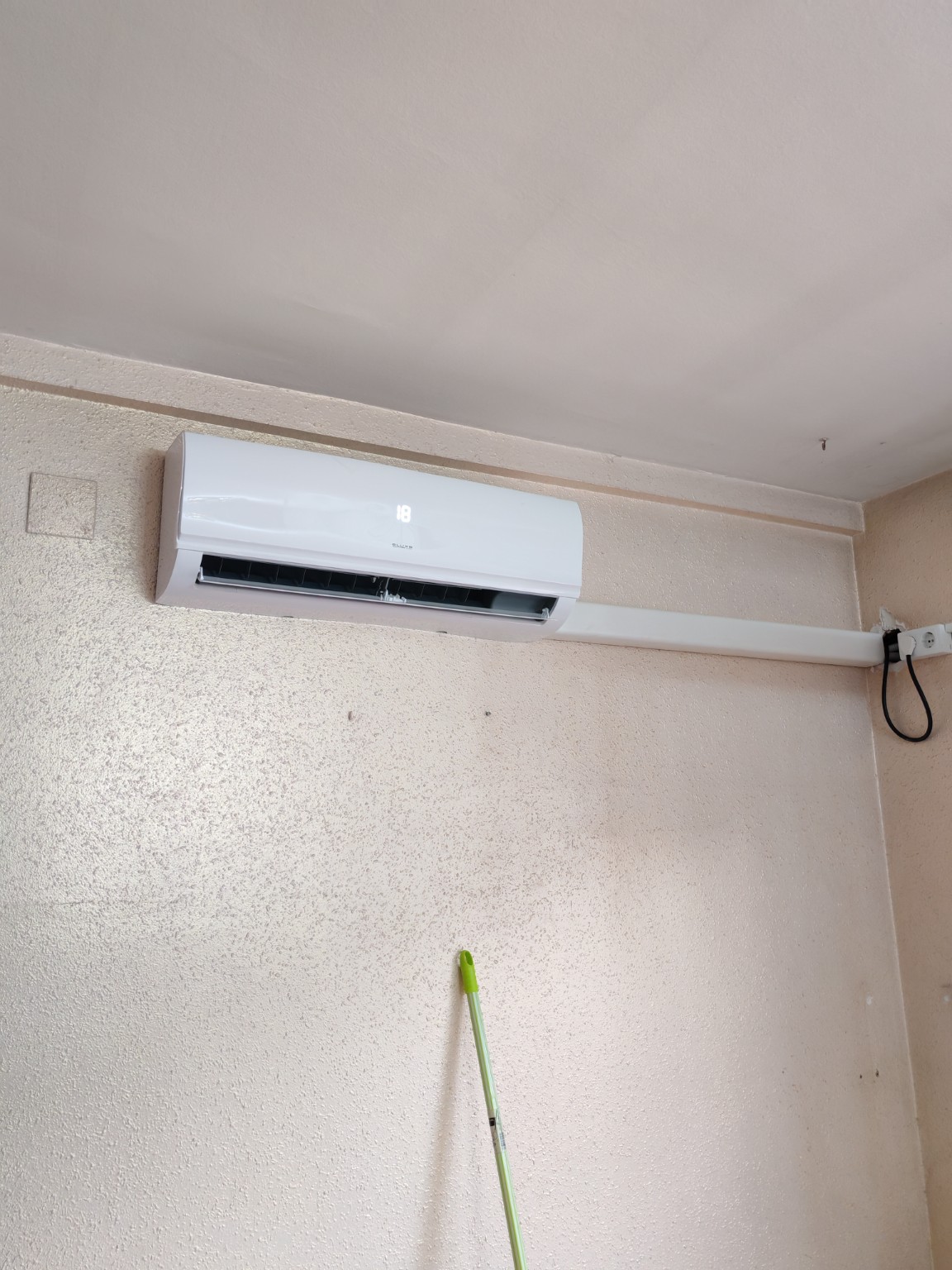 Instalación de split de aire acondicionado en vivienda de Alt Camp